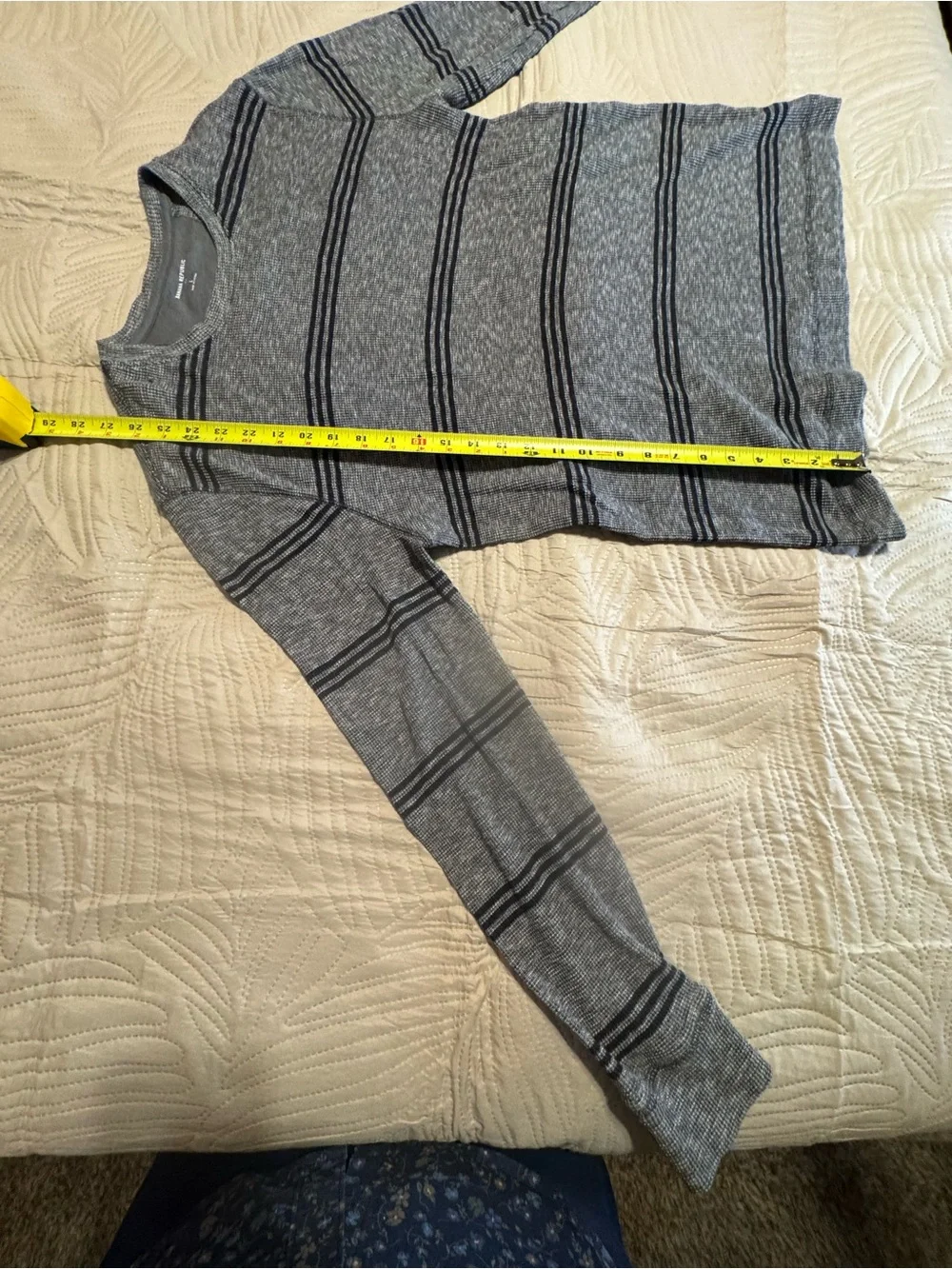 Banana Republic size Large men’s Thin Sweater Gray & Black Horizontal Stripes